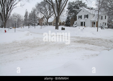 Eine schneebedeckte Straße in einer Nachbarschaft in Minneapolis, Minnesota Stockfoto