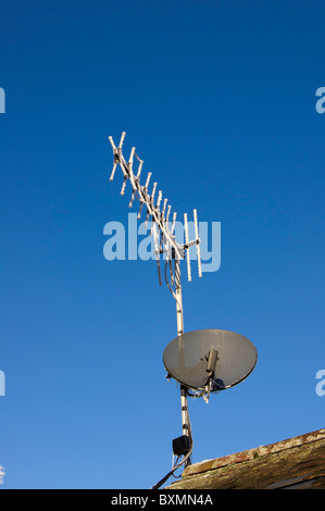 Satellitenschüssel tv arial Stockfoto