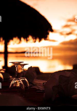 Weingläser und lebendigen tropischen Strand Sonnenuntergang Stockfoto