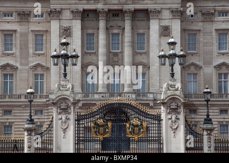 Vorderen Tore des Buckingham Palace in London Stockfoto