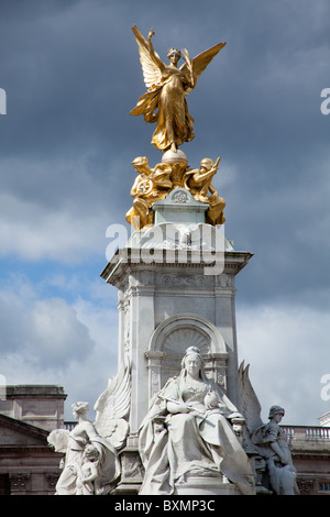 Nach oben auf die Queen-Victoria-Statue vor Buckingham Palast in London Stockfoto