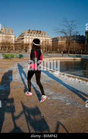 Paris, Frankreich, außerhalb der französischen Stadtparks, „Jardin des Tuileries“, Frau, die im Winter wegrennen [hinten], allein joggen, Pariser Outdoor-Sportpark Stockfoto