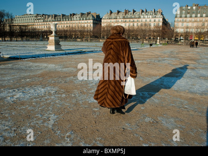 Woman Shopping, in Garden, Paris, Frankreich, außerhalb französischer Stadtparks, 'Jardin des Tuileries', im Pelzmantel, Walking Away, Rear, im Winter schicke Leute frankreich Stockfoto