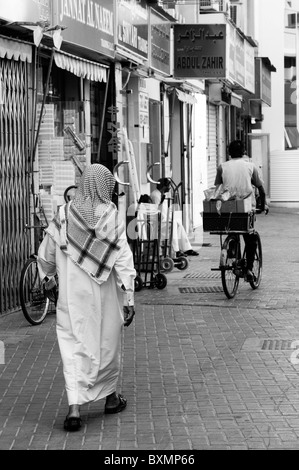 Menschen zu Fuß in Dubai Stockfoto