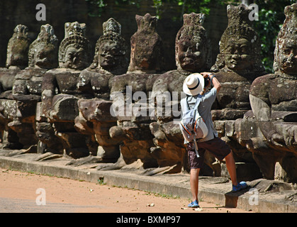 Touristen fotografieren im kambodschanischen Tempel rund um Angkor Wat Stockfoto