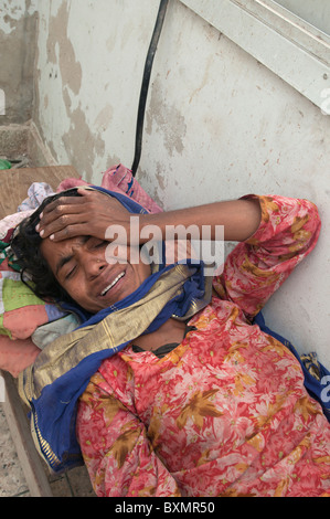 Pakistan Sindh Provinz Shaddat Kot. Nach der Flut.   Nasiba Maqsi, Mutter von 5 Kindern, hat malaria Stockfoto