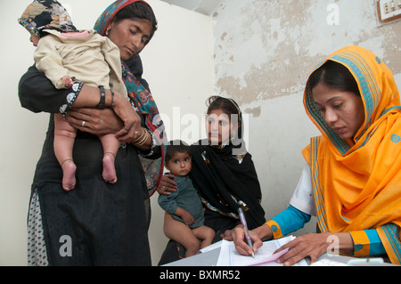 Pakistan nach der Flut. Sindh Provinz Shaddat Kot. Nach der Flut.  Arzt Sahira Bano untersucht einen Patienten Stockfoto