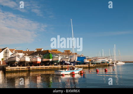 Eine Hawk 20 Yacht vor Anker im Hafen von Christchurch, Dorset, Großbritannien an einem ruhigen sonnigen Morgen Stockfoto