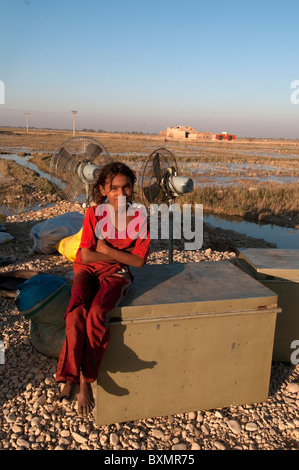 Pakistan nach der Flut. Der Provinz Sindh. Menschen versuchen, in ihr Dorf zurück. Ein junges Mädchen sitzt mit der Familie hab und gut Stockfoto