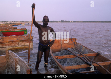 Mann mit Werkzeugen für die Gewinnung von Salz aus dem See. LAC ROSE (Retba) Region Dakar SENEGAL Stockfoto