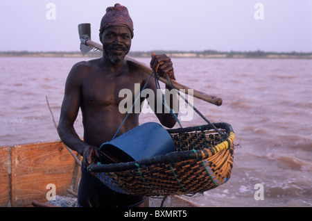 Mann mit Werkzeugen für die Gewinnung von Salz aus dem See. LAC ROSE (Retba) Region Dakar SENEGAL Stockfoto