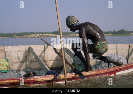 Mann, die Gewinnung von Salz aus dem See. LAC ROSE (Retba) Region Dakar SENEGAL Stockfoto