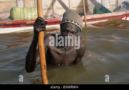 Mann, die Gewinnung von Salz aus dem See. LAC ROSE (Retba) Region Dakar SENEGAL Stockfoto