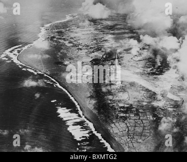 Aerial Streik auf IWO Jima in der Bonin-Inseln durch Navy Carrier basierte Flugzeuge. Typische Weite der Uferlinie auf den vulkanischen islan Stockfoto