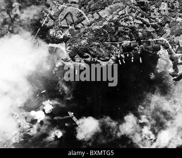 Aerial Streik auf IWO Jima in der Bonin-Inseln durch Navy Carrier basierte Flugzeuge. Rauch von Bränden durch Bomben Mischungen Wolken entzündet Stockfoto