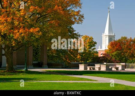 Die Rooke Kapelle umrahmt von Herbst Farbe auf dem Campus der Bucknell University in Lewisburg, Pennsylvania. Stockfoto