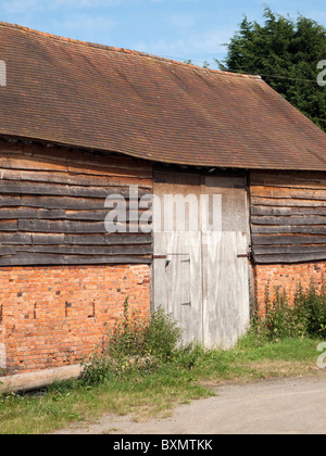 Scheunentor auf landwirtschaftlichen Gebäuden aus Holz gemacht Stockfoto