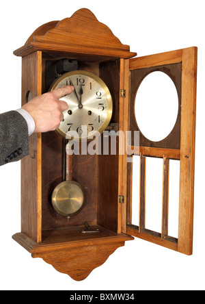 Wanduhr mit fünf Minuten vor zwölf. Stockfoto