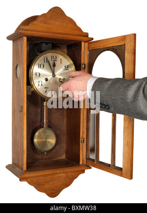 Wanduhr mit fünf Minuten vor zwölf. Stockfoto