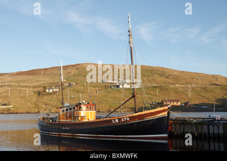 Traditionellen Fischkutter in der Abendsonne der Shetland-Inseln. Stockfoto