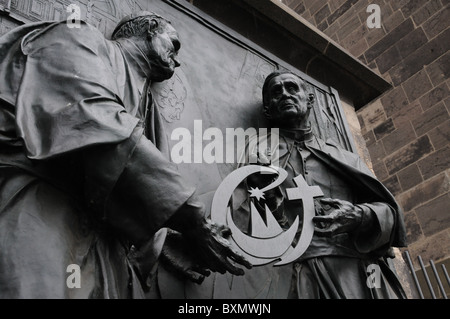 Bronzestatue der zwei Päpste, John Paul 2. Benedikt und die 16 mit dem Wappen des Weltjugendtages am Kölner Dom Stockfoto