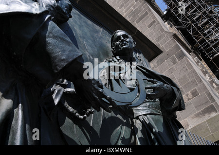 Bronzestatue der zwei Päpste, John Paul 2. Benedikt und die 16 mit dem Wappen des Weltjugendtages am Kölner Dom Stockfoto