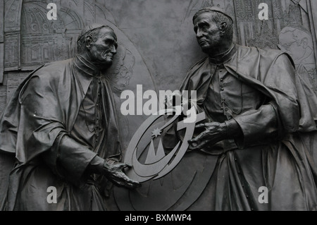 Bronzestatue der zwei Päpste, John Paul 2. Benedikt und die 16 mit dem Wappen des Weltjugendtages am Kölner Dom Stockfoto