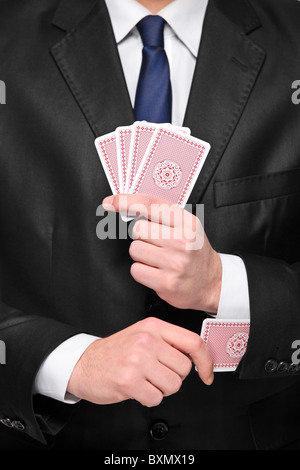 Person, die vier Karten in seiner Hand hält Stockfoto