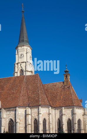 Vertikaler seitlicher Blick auf St. Michael katholische Kathedrale in der Stadt Cluj-Napoca, Rumänien. Stockfoto