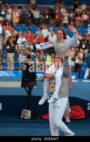 Goldmedaillengewinnerin Frauen-Einzelfolienfinale die Pekinger Olympiateilnehmerin Maria Valentina Vezzall trug sich auf Schultern um die Arena, Peking, China Stockfoto