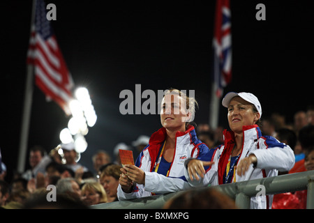 Zwei Spieler des britischen Feldhockeyteams beobachten ihr Team von den Tribünen im Spiel gegen Neuseeland, Olympische Spiele, Peking, China Stockfoto