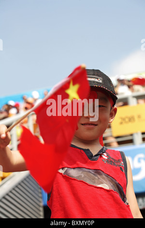 Chinesischen jungen waving Flag, Beach-Volleyball-Finale, Beijing, China Stockfoto