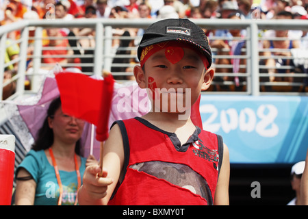 Chinesische junge mit Flagge am Strand Volleyball Finale, Olympischen Spiele in Peking, China Stockfoto