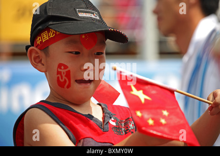 Chinesische junge im Publikum am Strand Volleyball Finale, Olympische Spiele, Peking, China Stockfoto