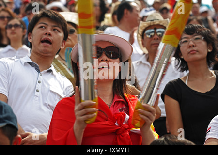 Weibliche Zuschauer beim Frauen Strand Volleyball Finale, Chaoyang Park, Olympischen Spiele in Peking, China Stockfoto