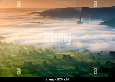 Die Lafarge Zementwerk in Nebel, Hope Valley, Peak District National Park, Derbyshire, England, UK Stockfoto