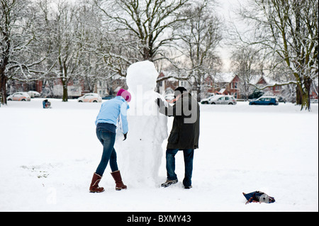 Machen ein Schneemann auf The Common im Schnee, Ealing, London, Vereinigtes Königreich bedeckt Stockfoto