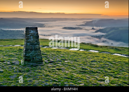 Blick über das Tal der Hoffnung von Mam Tor bei Sonnenaufgang, Peak District National Park, Derbyshire, England, UK Stockfoto
