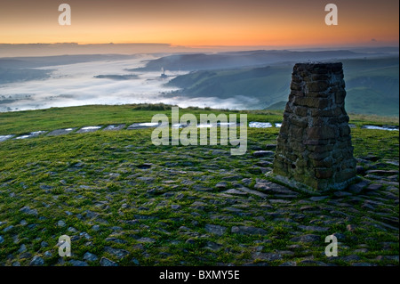 Blick über das Tal der Hoffnung von Mam Tor bei Sonnenaufgang, Peak District National Park, Derbyshire, England, UK Stockfoto