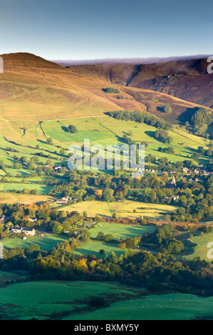 Das Dorf Edale & Edale Tal unterstützt durch Kinder Scout, Peak District National Park, Derbyshire, England, UK Stockfoto