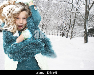 Kalten sieben Jahres altes Mädchen im Schneesturm draußen einfrieren. Stockfoto