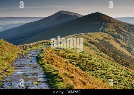 Gepflasterten Weg auf dem Grat des großen, in der Nähe von Castleton, Peak District National Park, Derbyshire, England, Vereinigtes Königreich Stockfoto