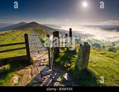 Nebel beladen Hope Valley unterhalb der großen Ridge, Peak District National Park, Derbyshire, England, UK Stockfoto