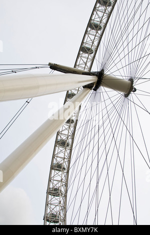 Abstrakte Ansicht des London Eye Rad und Kapseln von unten Stockfoto