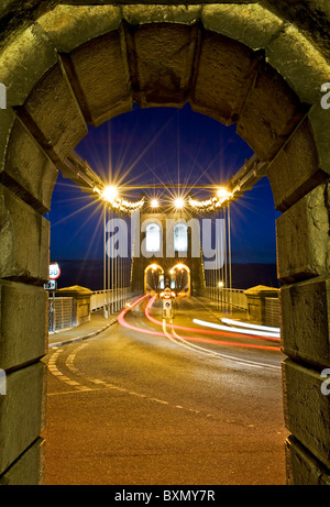 Die Menai Bridge bei Nacht, Anglesey, North Wales, UK Stockfoto