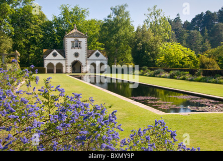 Die Pin Mill & Wasser Lilly Teich, Bodnant Gardens, Clwyd, North Wales, UK Stockfoto