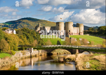 Rhuddlan Schlosses & Fluss Clwyd (Afon Clwyd), Rhuddlan, Denbighshire, North Wales, UK Stockfoto