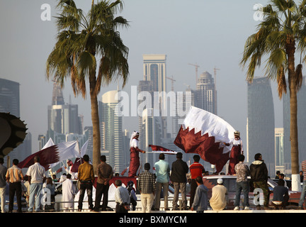 Qataris auf ihre Autos Welle die Flagge an der Corniche in Doha, Katar, am Nationalfeiertag, 18. Dezember 2010. Expats blicken auf. Stockfoto