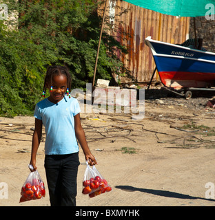 Junges Mädchen Rückkehr vom Einkauf aus dem Mercado Municipal in Sal Rei, Boa Vista, Kap Verde Stockfoto