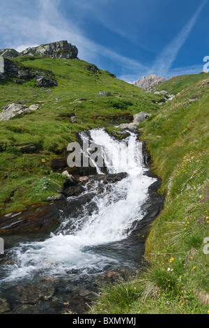 frisches Wasser fließen mit einer kleinen Kaskade unter blauem Himmel. Foto mit polarisierten filter Stockfoto